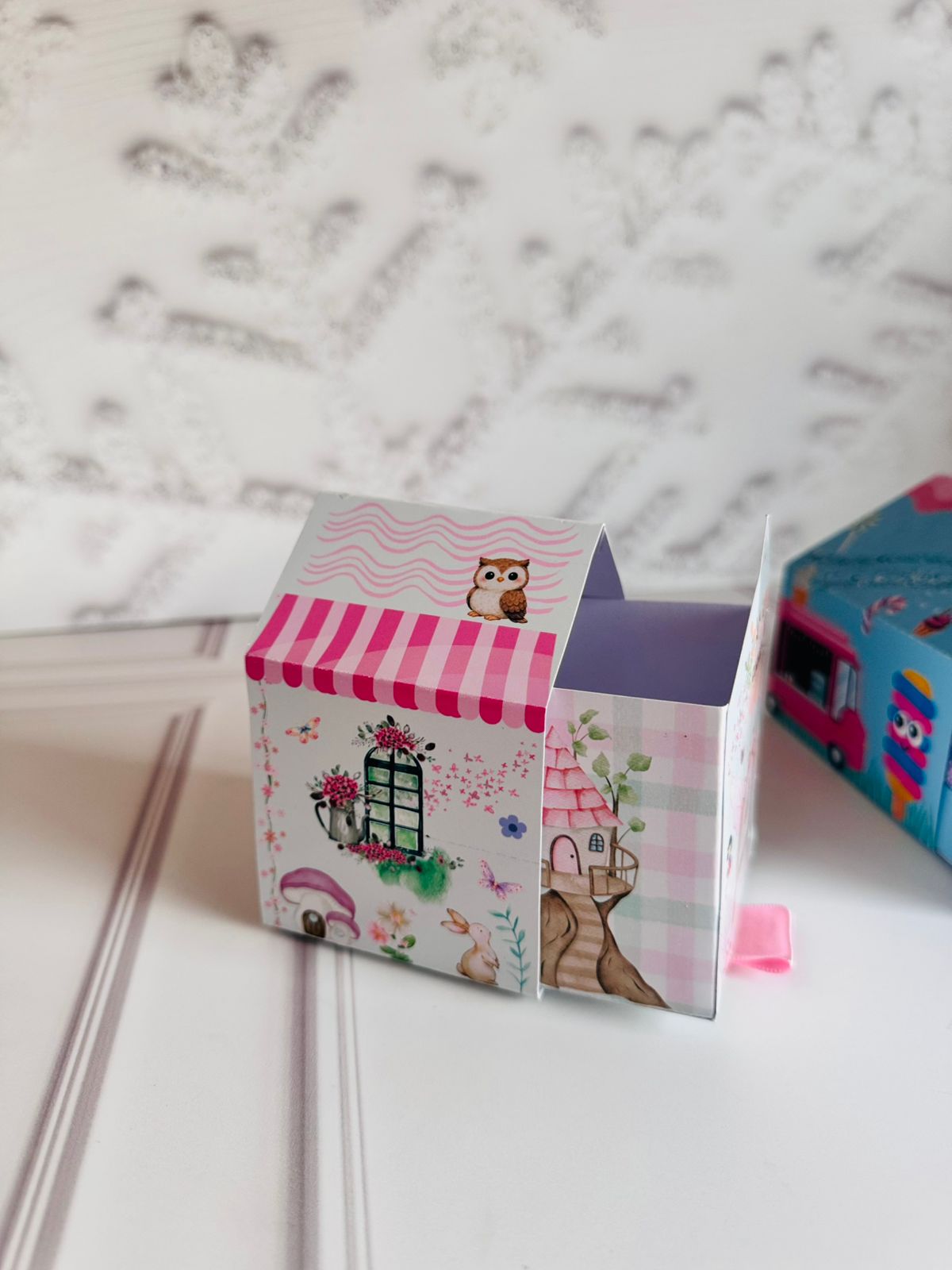 House Box editable en Canva